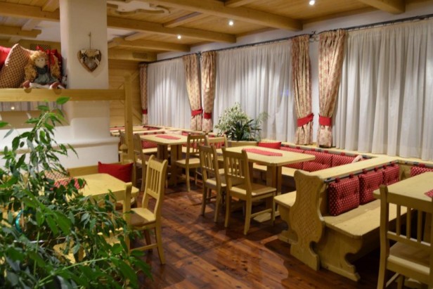 Hotel Ladina Campitello di Fassa