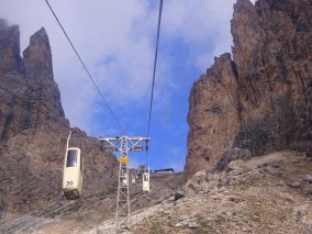 La cabinovia del Sassolungo: un'esperienza iconica nelle Dolomiti
