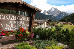 Canazei in Val di Fassa: Una Perla Turistica tra le Maestose Dolomiti