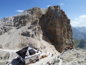Escursione da Passo Pordoi a Cima Piz Boè
