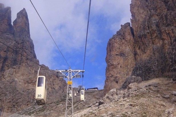 La cabinovia del Sassolungo: un'esperienza iconica nelle Dolomiti